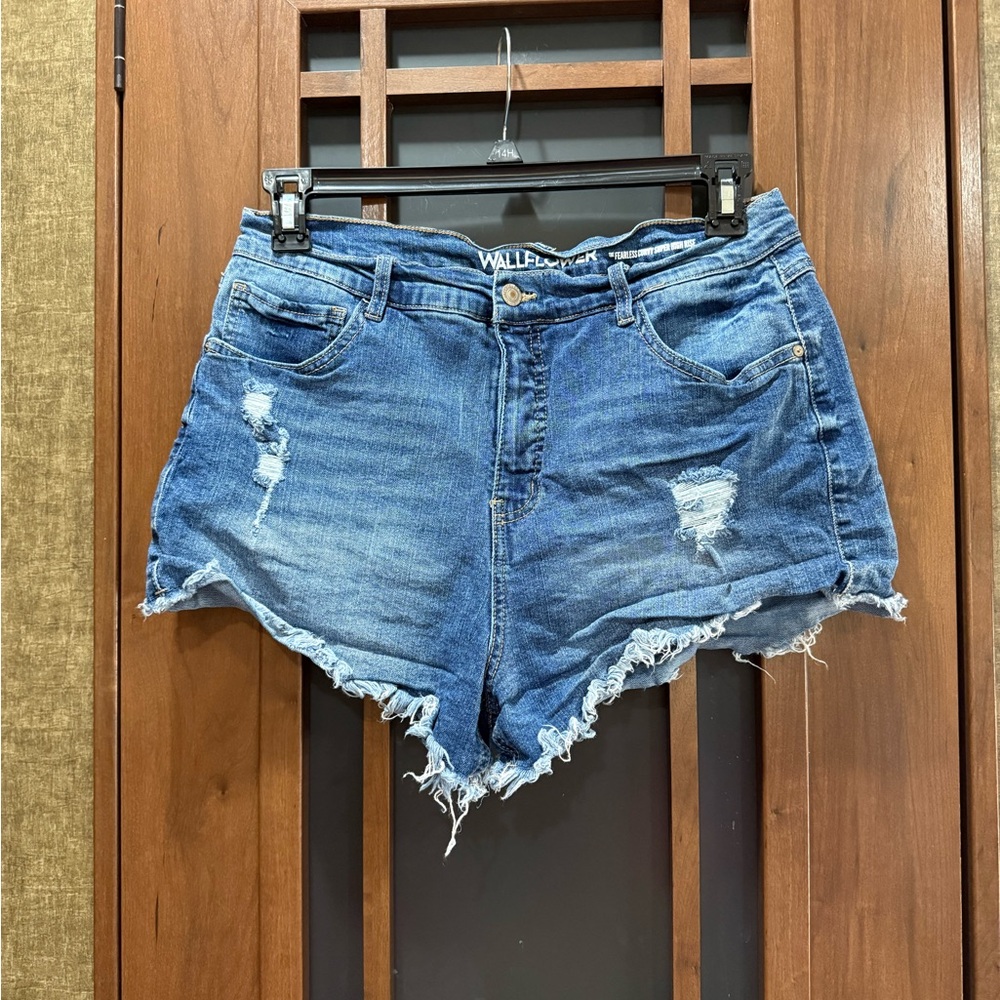Wallflower Fearless Curvy High Rise Jean Shorts Preowned